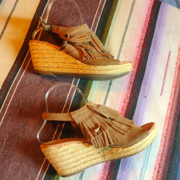 Minnetonka fringe suede wedge sandal size 9 tan - Picture 3 of 4